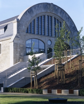 ehemalige Bahnhofshalle - historische Fassade und moderne Freiraumgestaltung