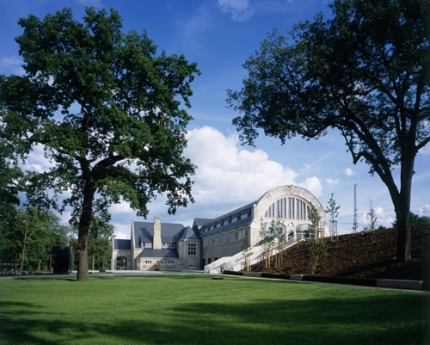 Blick auf das historische Bauwerk vom Park aus