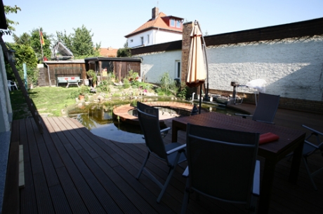 Terrasse, Wasserfläche sowie hinterer Gartenteil in harmonischem Einklang